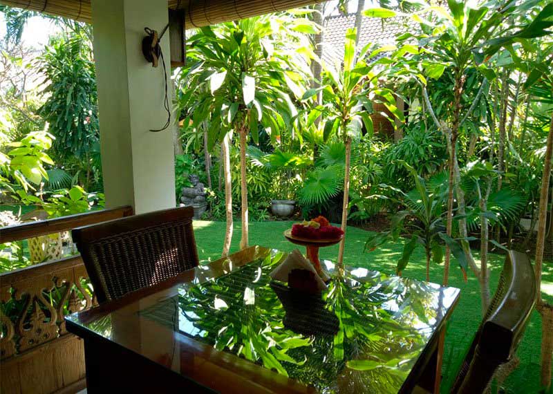 beachside-resort-villa-in-sanur-for-sale-dining