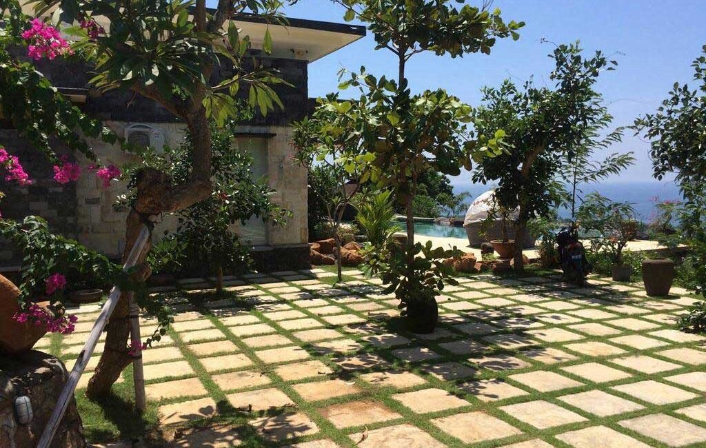 sea-views-villa-in-lovina-bali-for-sale-garden